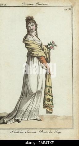 Donna alla moda che indossa un sciawl cashere, 1800. Il suo shawl ricamato è di lana di cashmere chiaro, e il suo abito è decorato con pizzi. Schall de Casimir. Dents de Loup. Incisione su copperplate colorata a mano di Journal des Modes et Dames di Pierre de la Mesangere, Parigi, 1800. Le illustrazioni del volume 4 erano di Carle Vernet, Bosio, Dutailly e Philibert Louis Debugcourt. Foto Stock