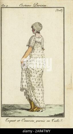 Donna alla moda con cappuccio e giacca corta, 1801. Indossa un toque e canezou su un abito floreale. Toquet et Canezou garnis en Tulle. Incisione su copperplate colorata a mano di Journal des Modes et Dames di Pierre de la Mesangere, Parigi, 1801. Le illustrazioni del volume 4 erano di Carle Vernet, Bosio, Dutailly e Philibert Louis Debugcourt. Foto Stock