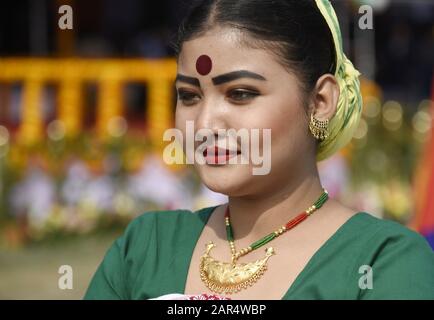 Guwahati, Assam, India. 26th Gen 2020. Gli artisti eseguono la danza tradizionale, durante le celebrazioni del 71st Republic Day, al Veterinary College Playground, Khanapara a Guwahati. Credit: David Talukdar/Zuma Wire/Alamy Live News Foto Stock