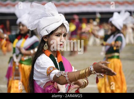 Guwahati, Assam, India. 26th Gen 2020. Gli artisti eseguono la danza tradizionale, durante le celebrazioni del 71st Republic Day, al Veterinary College Playground, Khanapara a Guwahati. Credit: David Talukdar/Zuma Wire/Alamy Live News Foto Stock