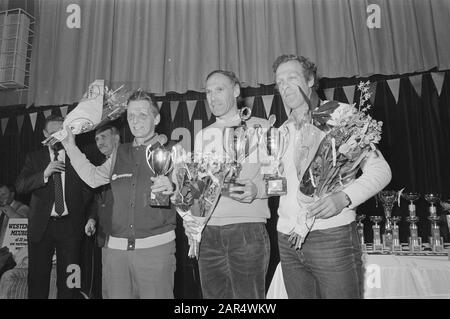 Maratona finale per la KNSB Cup di Alkmaar; vincitori di veterani di l.n.r. Jeen van de Berg (3e), Cees Molenaar (1e) e Jan Visser (2nd) Data: 23 febbraio 1985 luogo: Alkmaar, Noord-Holland Parole Chiave: Maratone, vincitori, finali, pattinaggio, sport, veterani Nome personale: Cees Molenaar Foto Stock