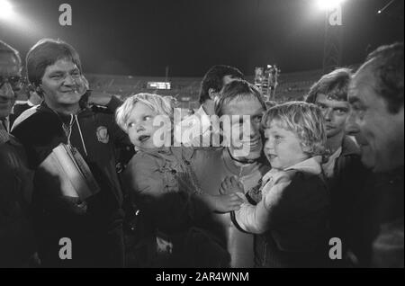 World Cycling Championships 1979 allo Stadio Olimpico di Amsterdam Final Stayers Amateurs; vincitore Mattheus Pronk dopo aver terminato con i bambini Data: 30 agosto 1979 posizione: Amsterdam, Noord-Holland Parole Chiave: Bambini, sport, ciclismo Nome personale: Pronk, Mattheus Foto Stock