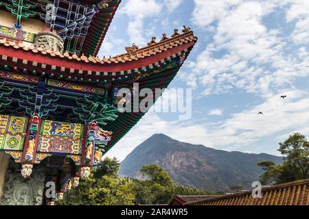 Un frammento dell'esterno della Grande Sala dei Ten Mille Buddha, Monastero di po Lin, Isola di Lantau, Hong Kong Foto Stock
