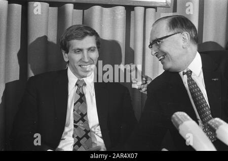 Bobby Fischer all'Hilton Hotel di Amsterdam per colloqui con il presidente FIDE Max Euwe (a destra) sui due campi per il campionato del mondo con Boris Spassky NL-Hana 2.24.01.05 0 925-3512; Foto Stock