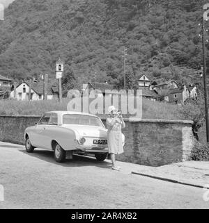 Auto treno Airolo nel cantone svizzero del Ticino/Tessin Ford 17M di Willem Van de Poll a Airolo con sua moglie Hildegard Echen Data: 1 giugno 1964 Località: Tessino, Svizzera Parole Chiave: Automobili , fotografia, donne Nome personale: Poll-Eschen, Hildegard van de Foto Stock