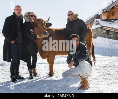 Gennaio 2016. L'Alpe D'Huez Comedy Film Festival, Francia. Premiato equipaggio cinematografico di 'la Vache' (il Cow). Jamel Debbouze in piedi con la sua squadra Foto Stock