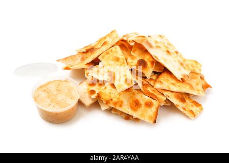 Catasta di cracker salati isolata su fondo bianco. Salsa di senape all'interno della confezione di plastica. Foto Stock