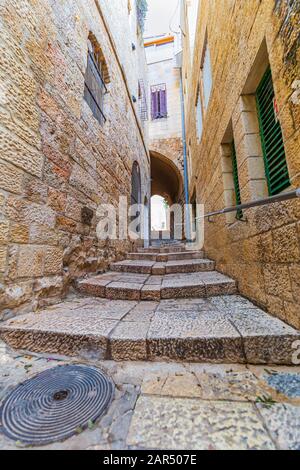 Vicolo nel quartiere ebraico nella città vecchia di Gerusalemme, Israele Foto Stock