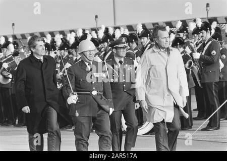 Visita del Vice Presidente degli Stati Uniti George Bush George Bush (Sr.) e del primo Ministro Lubbers ispezionare la guardia d'onore all'arrivo a Schiphol Data: 1 febbraio 1983 luogo: Noord-Holland, Schiphol Parole Chiave: Arrivo e partenza, militari, primi ministri, cerimonie, visite di Stato Nome personale: Bush, George, Lubbers, Ruud Foto Stock