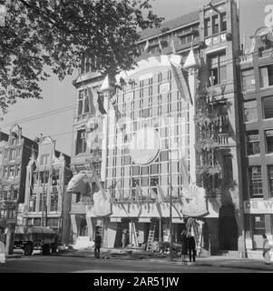 Cinquantenne giubileo di governo della regina Wilhelmina Facciata decorazione al Damrak durante la settimana di vacanza Data: Settembre 1948 luogo: Amsterdam, Noord-Holland Parole Chiave: Edifici, anniversari casa reale, sculture di strada, decorazioni Foto Stock