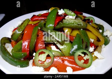 Peperoni rossi/verdi arrostiti con formaggio Feta e insalata di gigli Jalapeño in esposizione al buffet presso l'Azul Beach Resort Hotel, Puerto Morelos. Foto Stock