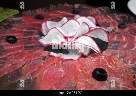 Pounded Carpaccio Di Pesce Tonno In Esposizione Al Buffet Presso L'Azul Beach Resort Hotel, Puerto Morelos, Riviera Maya, Cancun. Foto Stock