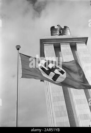 World Exhibition Paris 1937 Vista del padiglione tedesco con la statua di un'aquila e la bandiera di Swastika Data: 1937 posizione: Francia, Parigi Parole Chiave: Architettura, sculture, swastikas, uccelli di preda, bandiere, mostre del mondo Foto Stock