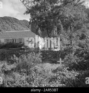 Viaggio in Suriname e Antille Olandesi Digging in un giardino In Fondo a Saba Data: 1947 Località: Antille Olandesi, Saba Parole Chiave: Tombe, giardini Foto Stock