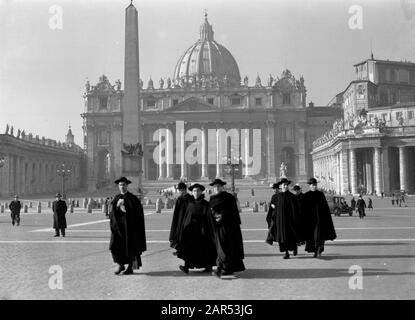 Roma: Visita al gruppo del clero della Città del Vaticano in Piazza San Pietro con sullo sfondo la Basilica di San Pietro e l'Obelisco egiziano Data: Dicembre 1937 Località: Italia, Roma, Città del Vaticano Parole Chiave: Clergisti, cattolicesimo, edifici religiosi, piazze Nome dell'istituzione: Sint Pieter Foto Stock