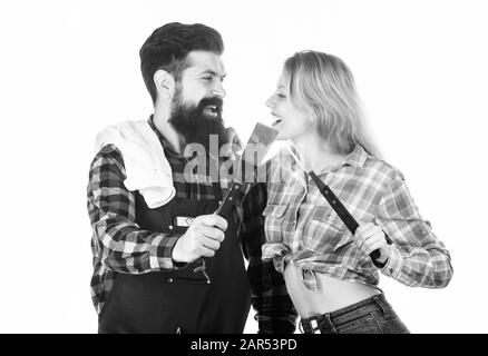 Esperto culinario. Strumenti per la tostatura di carne all'aperto. Uomo Barbuto hipster e una ragazza. Preparazione e culinario. Picnic barbecue. La cottura del cibo ricetta. Matura in amore tenere gli utensili da cucina. Week-end in famiglia. Foto Stock