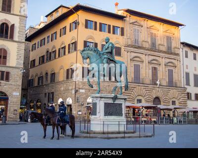 Due poliziotti montati in piedi di fronte al Monumento Equestre di Cosimo i presso il Palazzo della Signoria a Firenze, Italia. Foto Stock