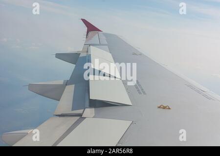 Vista dell'ala dell'aereo dal sedile del passeggero. Foto Stock
