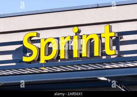 24 novembre 2019 Cupertino / CA / USA - logo Sprint su una facciata del negozio; Sprint Corporation è un'azienda americana di telecomunicazioni che fornisce wireless Foto Stock