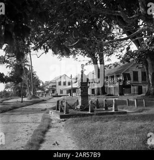 Viaggio nel Suriname e nelle Antille Olandesi la piazza centrale di Albina con un busto della regina Wilhelmina Data: 1947 luogo: Albina, Suriname Parole Chiave: Statue, statue di strada Nome personale: Wilhelmina (regina Olanda) Foto Stock