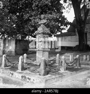 Viaggio nel Suriname e nelle Antille Olandesi la piazza centrale di Albina con un busto della regina Wilhelmina Data: 1947 luogo: Albina, Suriname Parole Chiave: Statue, statue di strada Nome personale: Wilhelmina (regina Olanda) Foto Stock