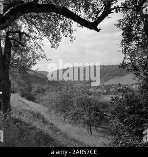 Hohenloher Land la valle del Jagst con Langenburg e il castello sulla collina e Bächlingen nella valle Data: 1954 luogo: Baden-Württemberg, Bächlingen, Germania, Germania Ovest Germania Parole Chiave: Villaggi , castelli, panorami, fiumi Foto Stock