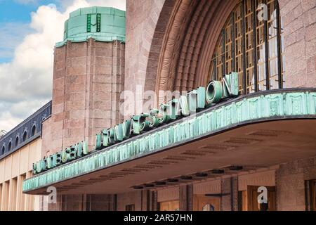 20 settembre 2018: Helsinki, Finlandia, stazione ferroviaria art deco, dettaglio del nome sopra l'ingresso. Foto Stock