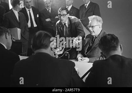 La consultazione salariale, nr. 22, 23 drs. Roemers Data: 14 novembre 1964 Nome personale: DRS. Roemers Foto Stock