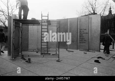 Il monumento Women van Ravensbrück si trova in Museumplein ad Amsterdam Annotation: Assegnazione Het Parool. I designer sono Guido Eckhardt, Joost van Santen e Frank Nix Data: 18 marzo 1975 Località: Amsterdam, Noord-Holland Parole Chiave: Monumenti di guerra Foto Stock