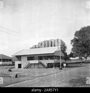 Viaggio nel Suriname e nelle Antille Olandesi l'edificio relax sul sito della Società Suriname Di Bauxite a Moengo Data: 1947 Località: Moengo, Suriname Parole Chiave: Edifici : Poll, Willem van de, Foto Stock