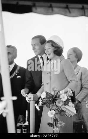 Principessa Beatrix e principe Claus mettere il Willem-Alexanderhaven a Roermond in uso la coppia ottiene una maniglia in data: 16 giugno 1967 posizione: Limburg, Roermond Parole Chiave: Navigazione interna, porti, aperture , principi, principesse Nome personale: Beatrix, principessa, Claus, principe Foto Stock