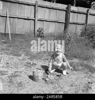 Viaggio in Suriname e Antille Olandesi il figlio della famiglia Crena Uderwijk in Suriname Data: 1947 luogo: Suriname Parole Chiave: Bambini Nome personale: Crena Uderwijk, [...] Foto Stock