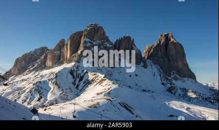 Italia Dolomiti Langkofel Ski area wolkenstein tramonto cabina vista montagna Inverno Paesaggio Alpi Italiane Foto Stock