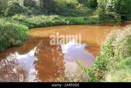 Foro di avvolgimento sul canale Brecon e Monmouthshire, Talybont su Usk, Powys, Galles, Regno Unito Foto Stock