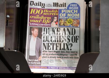 Il principe Harry in prima pagina del quotidiano Daily mail, titolo dell'edicola "Duca e Duchessa di Netflix?" Londra Inghilterra Regno Unito 20 gennaio 2020 Foto Stock