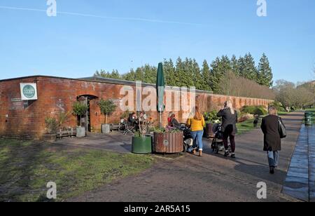 Secret Garden Cafe ingresso persone visitatori in giardino murato zona a Bute Park Cardiff Galles UK KATHY DEWITT Foto Stock