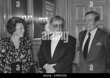 Hugo Claus Riceve Il Premio Della Letteratura Olandese Dalla Regina Beatrice All'Aia; Vnr: Regina Beatrice, Hugo Claus, Principe Claus Datum 14 Novembre 1986 Ubicazione Den Haag, Zuid-Holland; Foto Stock