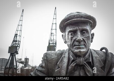 Scultura in bronzo "sbarcata" di Les Johnson accanto ai Royal Victoria Docks di Londra, East London, Regno Unito Foto Stock