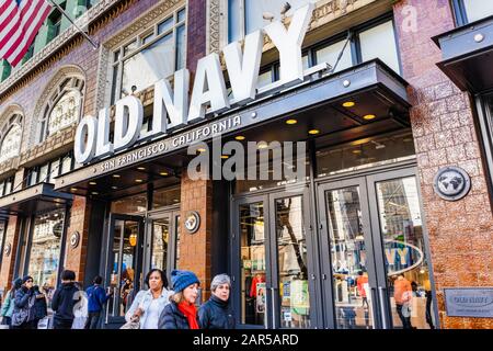 18 gennaio 2020 San Francisco / CA / USA - entrata negozio Old Navy su Market Street; Old Navy è una società americana di vendita al dettaglio di abbigliamento e accessori o Foto Stock