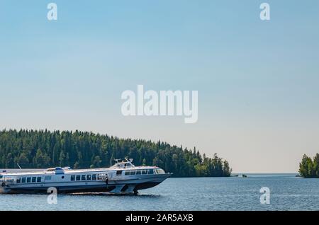 Isola di Valaam, Russia - 07.17.2018: La nave su aliscafi trasporta turisti e pellegrini tra le isole dell'Arcipelago di Valaam. Foto Stock