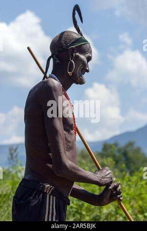 Vecchio uomo Mursi. I Mursi (o Murzu) sono una tribù di pastori nomadi dell'Africa sub-sahariana situata nella valle dell'Omo, nell'Etiopia sud-occidentale. Foto Stock