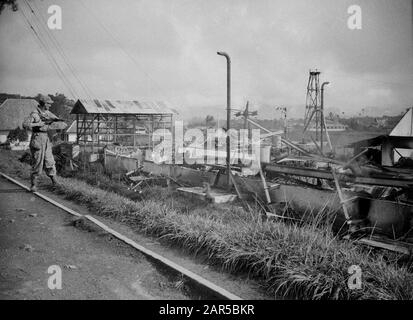 Procedendo a Fort de Kock da Padang Pandjang nella mattina presto del 22nd dicembre 1948, i soldati olandesi si spostarono lungo la strada Padang-Pandjang, verso Fort de - Kock. - Sì. A un quarto-otto, le prime vetture blindate sono entrate nella capitale repubblicana di Sumatra. Ad eccezione delle barriere sulla strada, le truppe non hanno incontrato praticamente alcuna resistenza. [Stato militare olandese con stengun in un edificio distrutto] Data: 22 dicembre 1948 luogo: Bukittinggi, Indonesia, Indie orientali olandesi, Sumatra Foto Stock