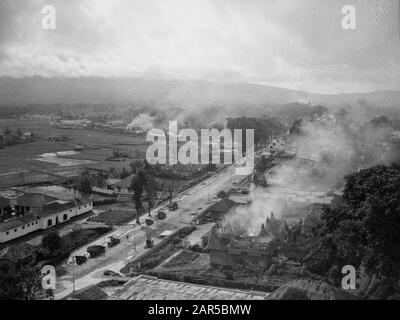 Procedendo a Fort de Kock da Padang Pandjang nella mattina presto del 22nd dicembre 1948, i soldati olandesi si spostarono lungo la strada Padang-Pandjang, verso Fort de - Kock. - Sì. A un quarto-otto, le prime vetture blindate sono entrate nella capitale repubblicana di Sumatra. Ad eccezione delle barriere sulla strada, le truppe non hanno incontrato praticamente alcuna resistenza. [La colonna si sposta nella città. Burning Buildings Everywhere] Annotation: Photo Taken From The Jam Gedang (Great Clock Tower) Date: 22 December 1948 Location: Bukittinggi, Indonesia, Dutch East Indies, Sumatra Foto Stock