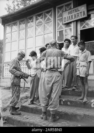 Procedendo a Fort de Kock da Padang Pandjang nella mattina presto del 22nd dicembre 1948, i soldati olandesi si spostarono lungo la strada Padang-Pagjang, verso Fort de - Kock. - Sì. A un quarto-otto, le prime vetture blindate sono entrate nella capitale repubblicana di Sumatra. Ad eccezione delle barriere sulla strada, le truppe non hanno incontrato praticamente alcuna resistenza. Giovani uomini in civile sono ricercati Annotazione: DJK Data: 22 Dicembre 1948 Località: Bukittinggi, Indonesia, Indie Orientali Olandesi, Sumatra Foto Stock