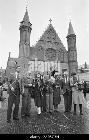 A Nieuwspoort un certo numero di parlamentari ha presentato la piastra di carnevale Lui, ho perso il mio voto, Data: 6 gennaio 1981 Parole Chiave: MPS Nome istituzione: Nieuwspoort, Casa Inferiore Foto Stock