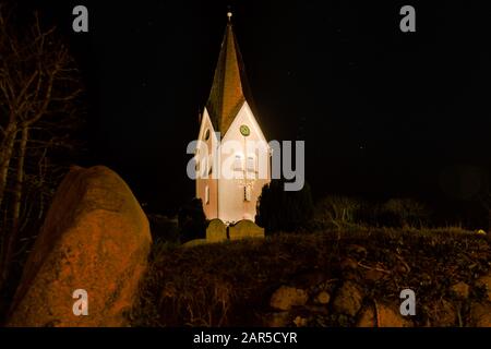 Amrum, Germania: La chiesa di San Clemente di notte, Nebel, Amrum isola, Germania. Il più grande villaggio di Amrum, Nebel, si trova vicino alla costa orientale Foto Stock