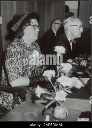 Installazione del secondo sindaco femminile nei Paesi Bassi; M. van de Wall-Duyvendak sindaco di Geldermalsen. Accanto al suo segretario comunale M.F van der Laan Data: 16 ottobre 1964 Località: Geldermalsen Parole Chiave: Funzionari, sindaci, emancipazione, installazioni, donne Nome personale: Laan, M.F. van der, Wall-Duyvendak, mia van der Fotografaf: Bilsen, Joop van/Anefo Copyright bende: National Archive Material Type: Photo (black/white Archive) view: 24.10.02 Foto Stock