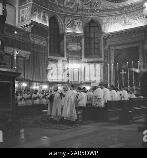 Roma: Visita alla città interno della Basilica di Santa Maria maggiore vista in direzione dell'abside con clero e cantanti durante una messa a Natale Data: 24 dicembre 1937 luogo: Italia, Roma Parole Chiave: Basiliche, clergici, interni, candele, cattolicesimo, edifici religiosi, cori, liturgia, servizi religiosi, feste religiose, cantanti Foto Stock