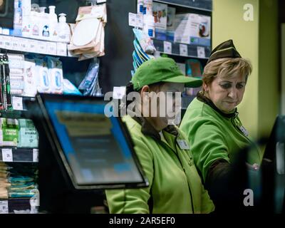 Mosca, Russia - 17 gennaio 2020: I dipendenti del negozio Vkusvill al registratore di cassa. Vkusville è la catena di vendita al dettaglio russa di supermercati e il suo marchio di p Foto Stock