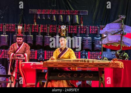 Esecuzione di replica set di campane del 5th Secolo AC concerto di bronzo e altri strumenti antichi, Hubei Provincial Museum, Wuhan Foto Stock